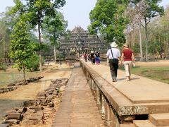 バプーオン

【隠し子寺】って意味深な名前らしいです。
不倫の子でも匿っていたんですかね。
 
雨季にはこの橋の所、全て湖みたいになるらしいみのですが、乾季なので、この通り、からっから(笑)。
通りすがりで入っていないのですが、結構上まで上がれるらしいです