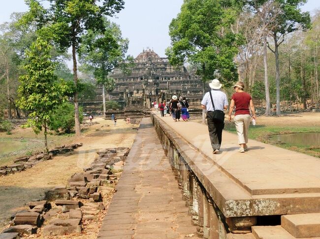 バプーオン<br /><br />【隠し子寺】って意味深な名前らしいです。<br />不倫の子でも匿っていたんですかね。<br /> <br />雨季にはこの橋の所、全て湖みたいになるらしいみのですが、乾季なので、この通り、からっから(笑)。<br />通りすがりで入っていないのですが、結構上まで上がれるらしいです