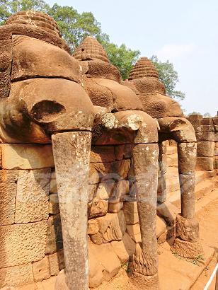 象のテラス<br /><br />勝利した兵士たちが王と謁見をするなど、色々な式典を行なう場として、ジャヤヴァルマン７世が建造。