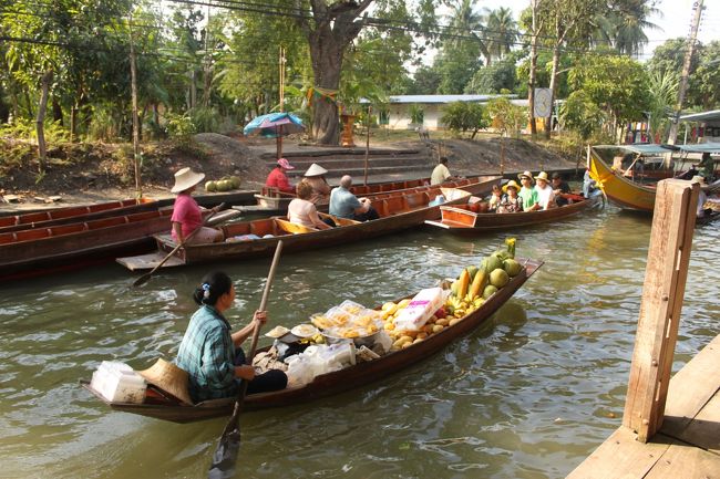２日目はオプショナルツアーで色々盛りだくさん。<br />まず、水上マーケット。<br />確か、ダムヌーンサドゥアク水上マーケット。<br />おもいっきり観光用で若干興ざめ。。汗<br />フルーツ、衣類、お土産など本当にたくさん。<br />ガイドさんも買いなよ～と色々あおってくる。<br />割高なためなかなか購入する気にはなれなかったが、何故か真っ赤なサンダルを購入。<br />押し売り注意です！<br />ちなみに帰国して一度もは履いていない。。。。