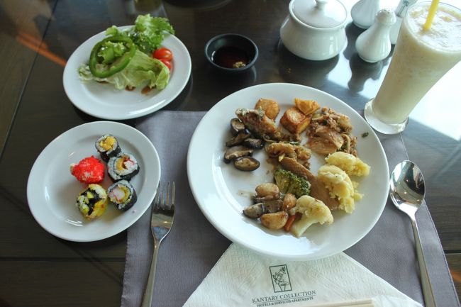 昼食は、高そうなホテルのビュッフェ。<br />全然タイっぽくないw<br />奥にはお寿司。。。<br />たぶんこの旅で一番美味しかったご飯だったような。<br />