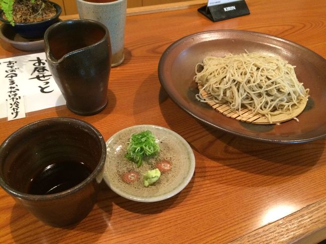 十割蕎麦。<br />最初の一口は塩で、つゆで食べる時はわさびは蕎麦につけて食べるとより風味が増すと言われ、食べるとその通りでした。