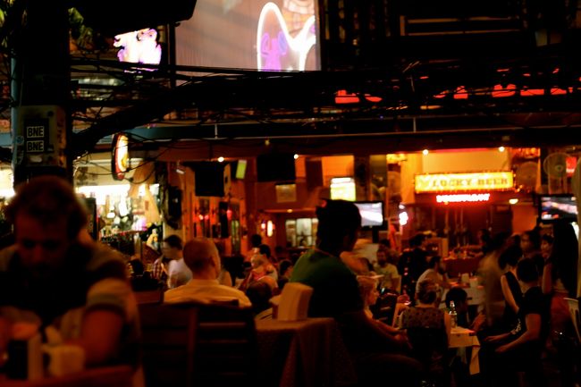 ご飯屋さんから見えるカオサン通り。<br />もう週末は通り全体がパーティ会場みたいだった。<br />