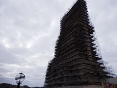 発見のモニュメント、まさかの修復工事中でした。。。！
天気に続いて、大変ついておりませんワタクシ。。。
側面の偉人たちを称えた彫刻像も残念ながら全然見えず。。。
