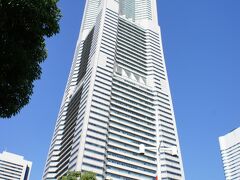 駅から近いという理由で、宿は横浜ロイヤルパークホテルにしました。
あべのハルカスが出来るまでは、日本一高いビルだったそうですが。
