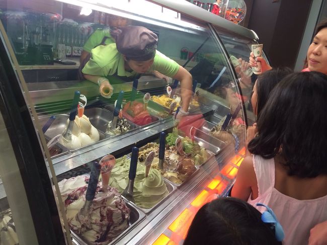 名前はど忘れしましたが、、。<br />DFSとかある大通りにあるジェラート屋さんにて。<br />海外で食べるアイスは格別。<br />明日は、朝市、ダイビングなので夜遊びせずにホテルへ。<br /><br />ちなみにホテルはグアムプラザホテル。<br />まぁまぁです。