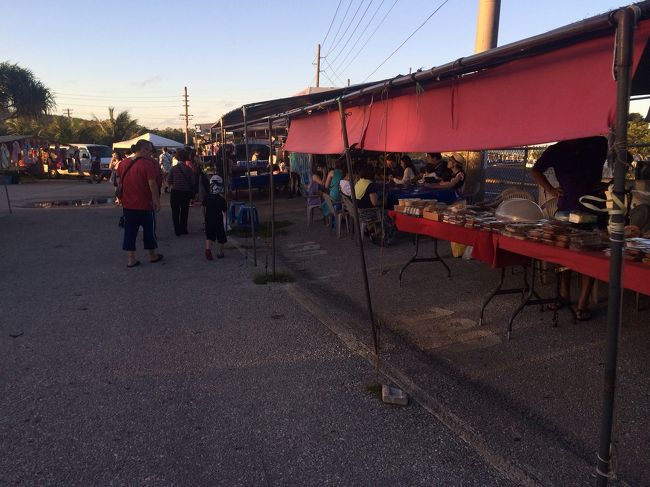 この日は超早起き5時前起きして、デデドの朝市！<br />地元の人でいーっぱい。<br />お土産というより野菜、フルーツ、乾物、衣類などの生活用品が売ってました。<br />私たちは、朝食を。<br />チキンとお粥を食べました。