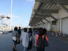 那覇空港到着。

飛行機からＬＣＣターミナルまで徒歩移動。