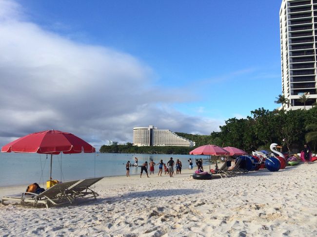 ちょっと曇ってはいますがタモンビーチ。<br />グアムはビーチも遊びも充実していて最高です。