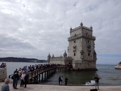 というわけで着きました。ベレン地区第二の世界遺産「ベレンの塔」！
イラストですが、地球の歩き方2016版の表紙にもなっている、まさに大航海時代を率いた国の象徴ともいえるでしょう。
公園も含めて地元の人や観光客に溢れ返っていて、楽器を演奏している人もいてすごく良い雰囲気！
ちなみに写真の通り、すごく並んでおります。。
ベレンの塔には入場制限があり、この時は1時間近く並びました。。。
ベレン地区の入場券発券のシステムはちょっと何とかしてほしいものです。
