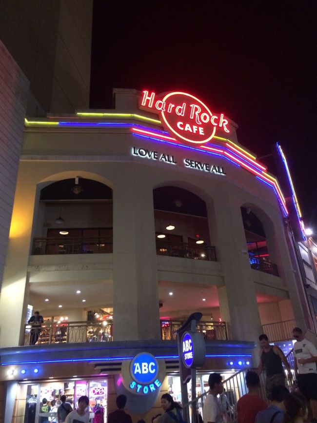 夜ご飯、有名な対タイ料理屋さんバンタイへ向かうがまさかの定休日！<br />どうしようかとさまよっていたらダイビングで一緒だった日本人の方とバッタリ。<br />一緒に食事することに。<br />たしかバンタイの横のベトナム料理屋さんでしたが写真撮り忘れた汗<br />普通に美味しかったです。<br />次はお決まり、ハードロックカフェへはしご。<br />海外で飲むお酒は進みますw<br />いつもにも増して美味しかったです。<br />向こうの方々が早朝のフライトだったので朝近くまでみんなでお酒飲みながらトランプをw<br />旅で出会う人ってやっぱり旅好きだから話していて楽しいです。<br />食事やお酒ご馳走していただきました。紳士！<br />出会いは旅の醍醐味！とてもよい思い出に。