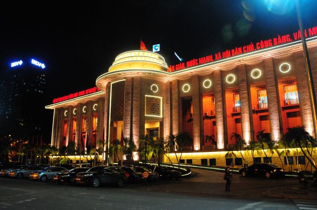 電飾が派手派手ですが、ここは国立銀行です。