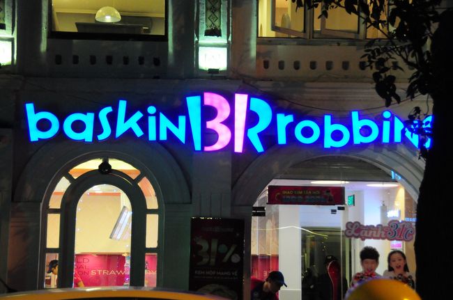 ホアンエキム湖の東あたりの通りを北上。<br />サーティーワンがあったので、つい撮影。