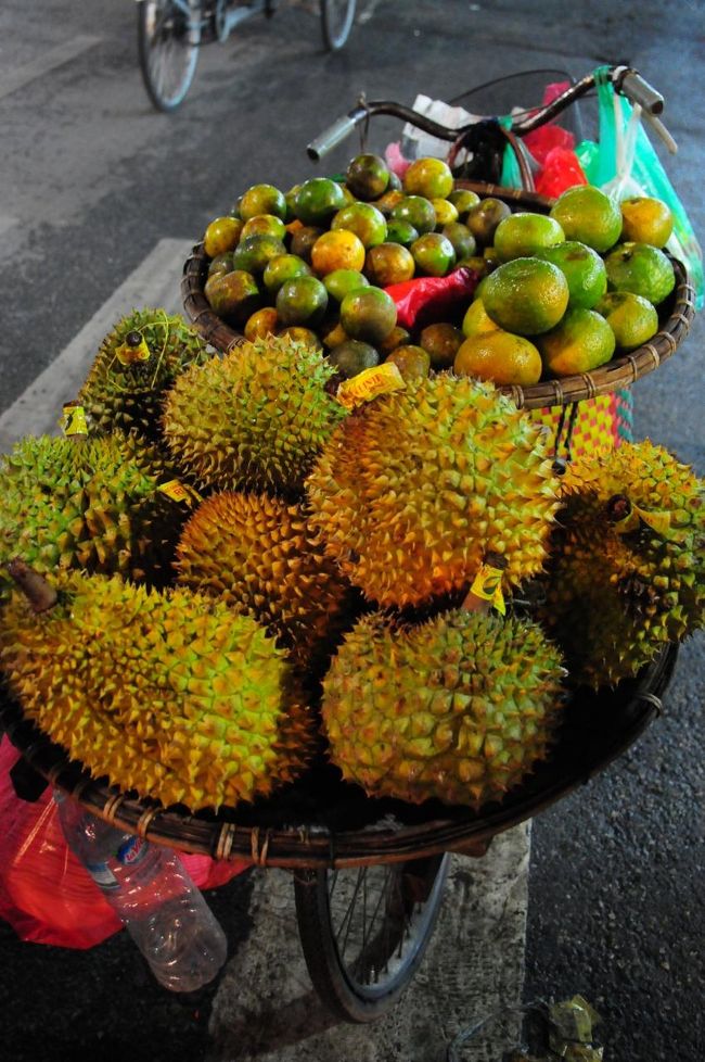 夕食後、ふたたびうろうろ。<br />でかいドリアン。。。