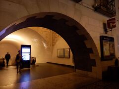 ３日目、いよいよリスボンから遠征し、ポルトに行く日です！
翌日のロカ岬を最高の天気で迎えるため、雨の予報だったこの日は泣く泣くポルトをぶつけることに。。。
※後々大変な思いをすることになるのだけど、、、

8時初の特急列車を予約していたため、夜明け前に起床。
ホテルで朝食をとろうとしたら、8時からとのことで閉まっておりました。。。
日本じゃそんなスロースターター考えられない。。。
どっかで食材調達する、ということでまずは特急発の駅を目指して地下鉄バイシャ・シアード駅へ。
街歩きもすっかり慣れてきた！