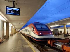 ポルトへはリスボンのサンタ・アポロニーア駅から特急列車が発車します。
こちらがその特急列車。
ホームまでは改札というものがなく、ガードゆるゆる。。。
※車内でチケットのチェックは車掌さんがするけど、本当に全員できているかは不明ｗ