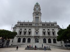 教会のすぐ裏にあるのが、市庁舎。
大きくて立派な建物です！
ここから反対側に真っ直ぐに続く地区がいわゆる歴史地区、世界遺産の街並みです。