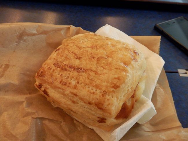 ホームの売店で購入したちっちゃいベーコンとチーズが入ったパイで朝食。<br />素晴らしき塩分！ｗ