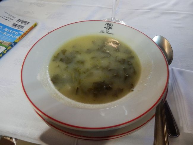 まずは定番のスープをオーダー。<br />ここは初日のような魚介系ではなく、ポテトスープにチリメンキャベツがたくさん入ったもの。ポルトガルでは定番のようです！<br />雨に濡れた身体にしみる。。！