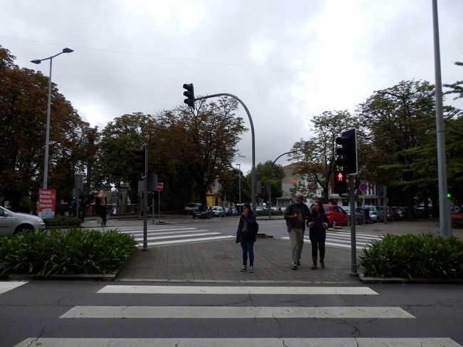 満腹になっている間に雨がちょうどやんだので、いよいよ街の中心へ。<br />前日お話した方から「カンパニャンからサンベストまでの道がすごく楽しかった」と聞いていたのだけど、確かにいかにも外国の良い雰囲気の風景でした。<br />ニューヨークやロンドン郊外に似ていますかね。