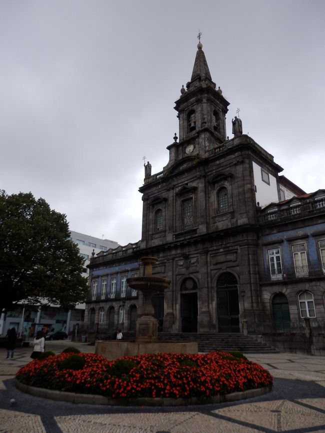 その後すっかり道に迷ってしまい、この旅行すでに何度目かのテンパリタイムを迎えることに。。。多分20分くらい格闘して、やっと中心部の教会を発見。<br />その名はトリンダーデ教会！<br />手前の花がなんともオシャレ
