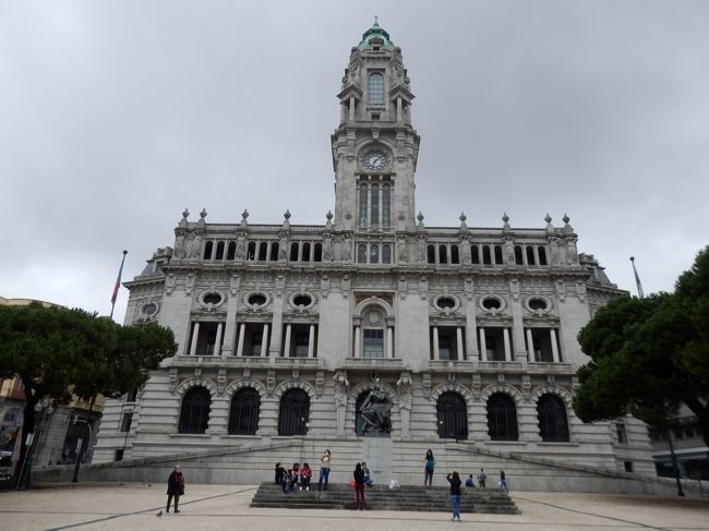 教会のすぐ裏にあるのが、市庁舎。<br />大きくて立派な建物です！<br />ここから反対側に真っ直ぐに続く地区がいわゆる歴史地区、世界遺産の街並みです。