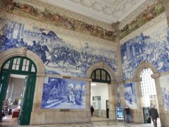サン・ベント駅の内部。
「世界一美しい駅の一つ」と呼ばれるのは壁に描かれたアズレージョが大きな要因。
