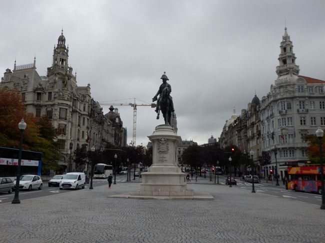 市庁舎前のリベルダーデ広場。まさにヨーロッパの歴史地区かつ都会の景観。見事な融合。