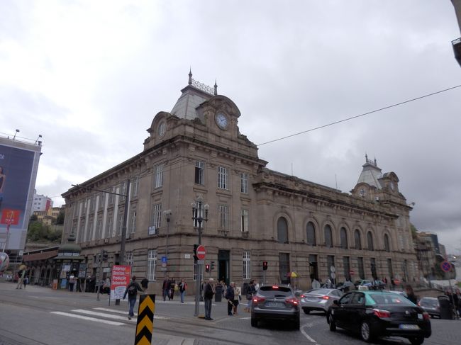 広場から左に曲がってすぐ、やっと着きました！<br />街の中心サン・ベント駅！<br />前日話したお姉さんは「多分15分くらいだけど私はゆっくり歩いたから30分だった。」と豪語したカンパニャンからの道のりを、かれこれ1時間近くかかってようやく辿り着きましたｗｗ