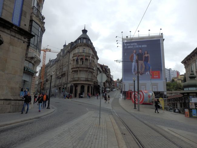 駅の左手の景色。<br />記憶が曖昧だけど、ちょっとロンドンっぽいかな。<br />けど坂がこんなに急なのはポルトオリジナル！