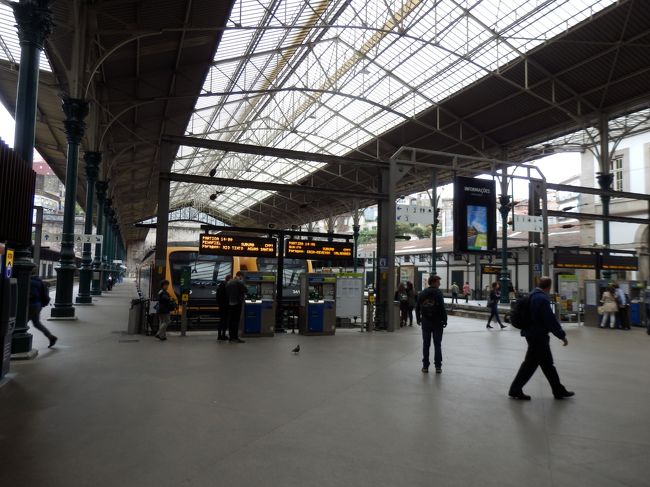 サン・ベント駅のホームの様子。行きと同じく、改札のようなものがない。<br />手前にカードをタッチするパネルがあるけど、もはやそれにタッチしなくても乗れてしまうというフリーさ。。。ｗｗ<br />なお、電車に乗ってから乗務員さんがチケットを何人かに確認していたけど、全員はしていない模様ｗゆるゆるかよ