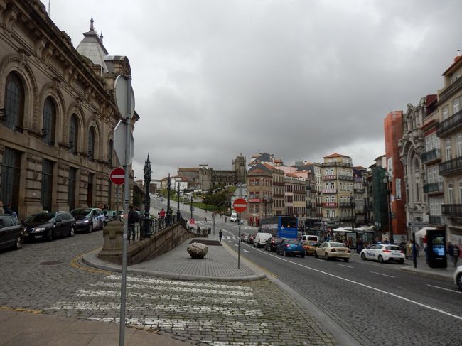 駅を出て左側。ドン・ルイス１世橋方面に向かう道、<br />には向かわず逆方面に向かって教会を目指す。