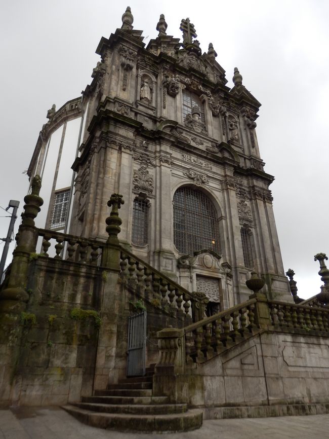 こちらがクレリゴス教会。奥にはポルトガルで最も高い塔があり、ここを目指すであります。