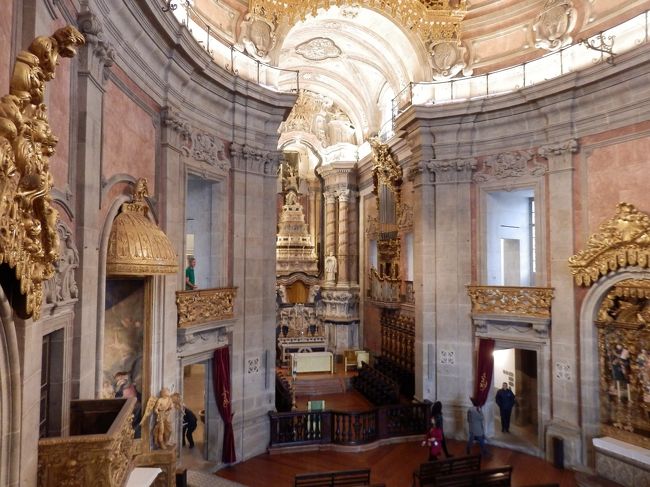 ２階に上がって内陣の横から奥に進むと、お目当ての塔に入れます！