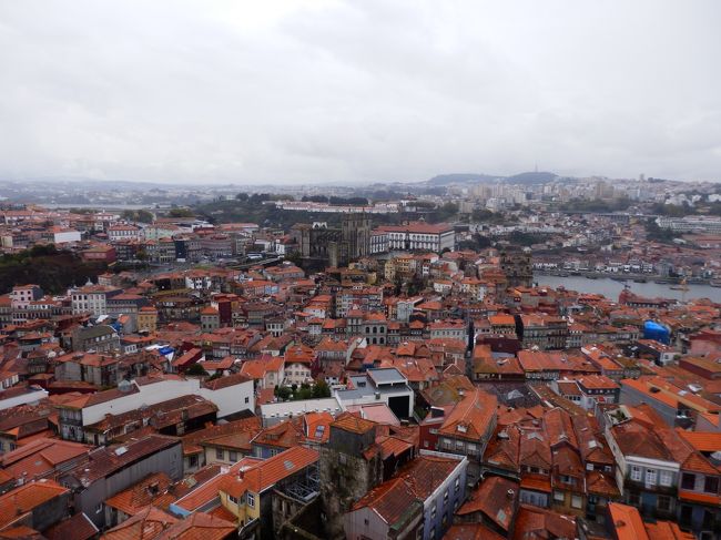塔の上にあがると世界遺産の街・ポルトを一望できます！<br />残念ながら曇り空でしたが、フィレンツェに似ているどこまでも赤い屋根が続く景色がそこに。