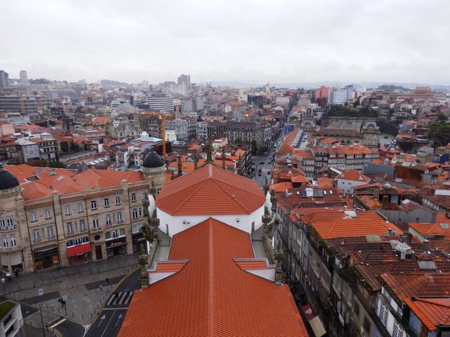 街の中心部方面の景色。<br />教会の屋根も赤く、左右から真っすぐ続く道がとても綺麗。