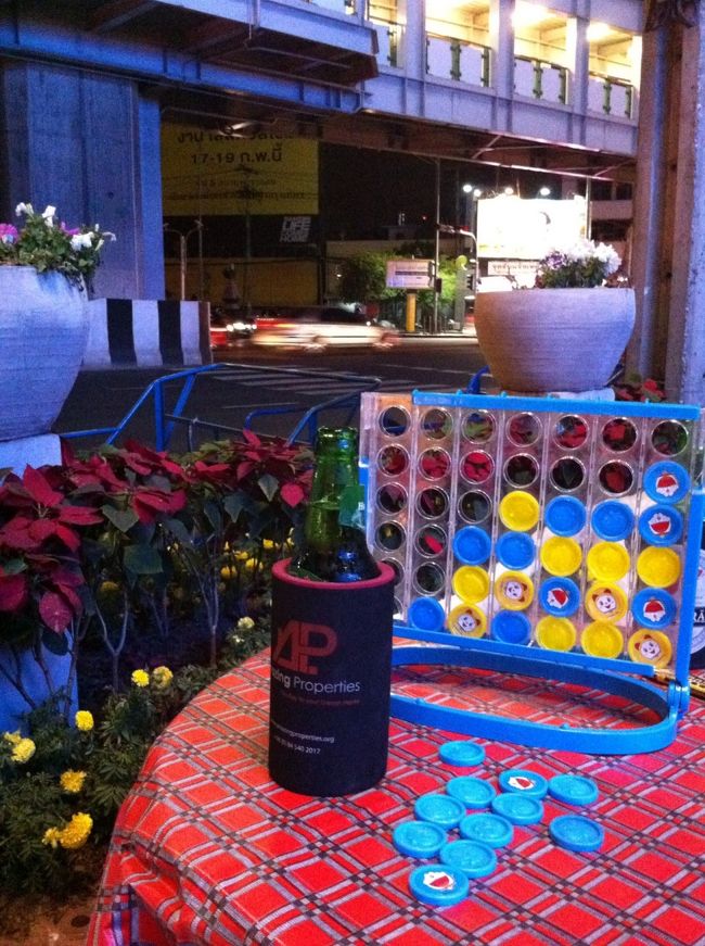 その後も屋台を徘徊。<br />眠らない街は最高。<br />相方とビール飲みながら謎のゲーム。<br />こんな生活できたら幸せだなぁとひたすら感じる。<br />老後にタイ生活かなりアリ。笑<br />インド人がナッツとか売りつけてきたから購入。