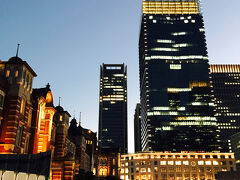 丸の内

暮れゆく寒空に帰省を急ぐ人々

忙しい街です　東京