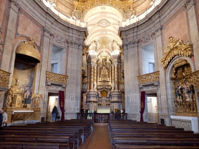 教会の内部。<br />18世紀に建てられたため、今まで見たところより比較的新しい！