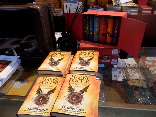 と噂をすれば、入口に日本ではまだ未発売だった「ハリー・ポッターと呪いの子」が絶賛発売中ではありませんか。後ろにある過去巻も含めて、陳列が本当にオシャレですね！