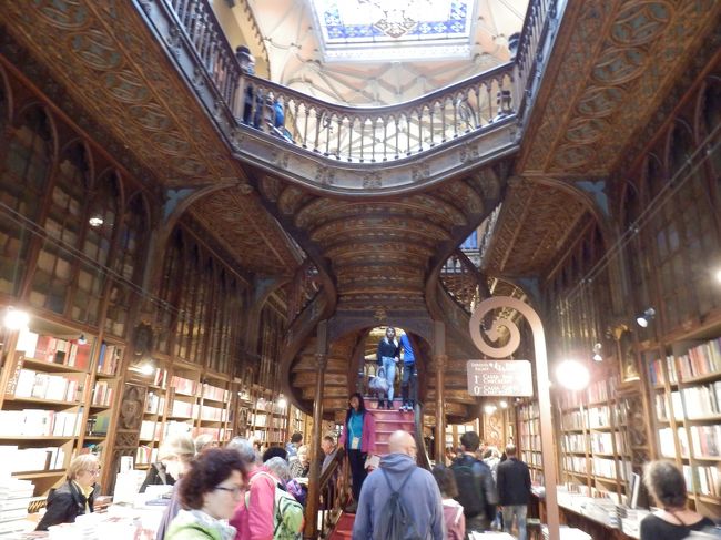 中に入るとなんと立派な造りでしょう。。。！<br />お店自体はそんなに大きくないんだけど、ただの本屋ではありませぬ。<br />なんだかハリー・ポッターの世界を連想させます。