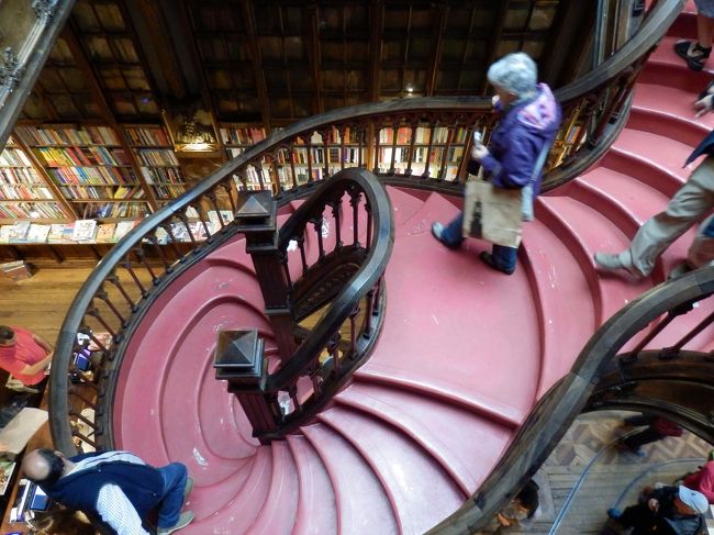 中央のこれまたオシャレな螺旋階段で２階に上がることができます。