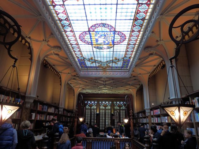 ２階に上がるとこんな感じ。天井の装飾までこだわっているのがわかります。