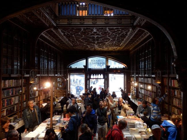 階段から見た入口側の様子。大盛況です！<br />ではいよいよ、メインストリートに行こう！