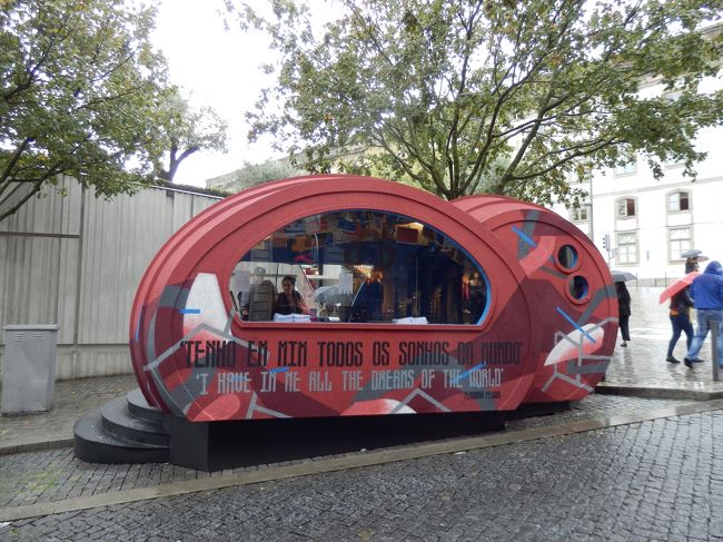 早速中に入ろうとすると、なんと本屋なのに入るだけで入場料３ユーロをとられる。。！お店の向かいにあるこちらの赤いおうちで購入しましょう。