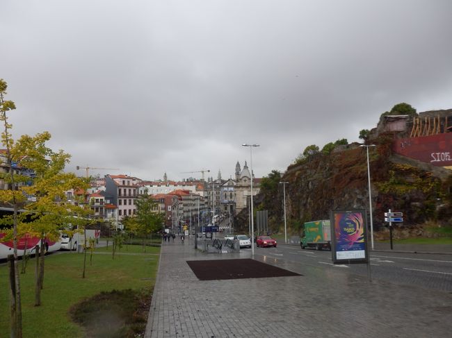 サン・ベント駅まで戻り、今度は橋方面に向かう途中にあるカテドラル（ポルト大聖堂）へ。<br />どこまでも坂道である。。。