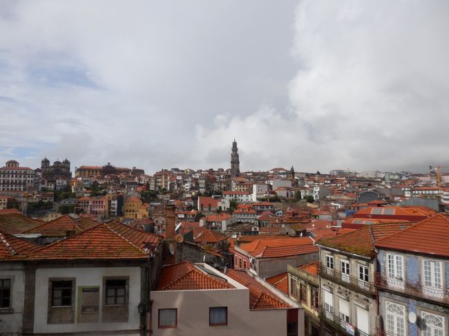 この広場にはポルトの街並みが見渡せる展望台があります。<br />とここで、ちょうど少し晴れてきたため、やっとキレイな写真が撮れました！<br />「雨に降られたら乾いてた街が滲んできれいな光を放つ」とはまさにこのこと。<br />※左側から太陽出てるんです、信じてください。。。
