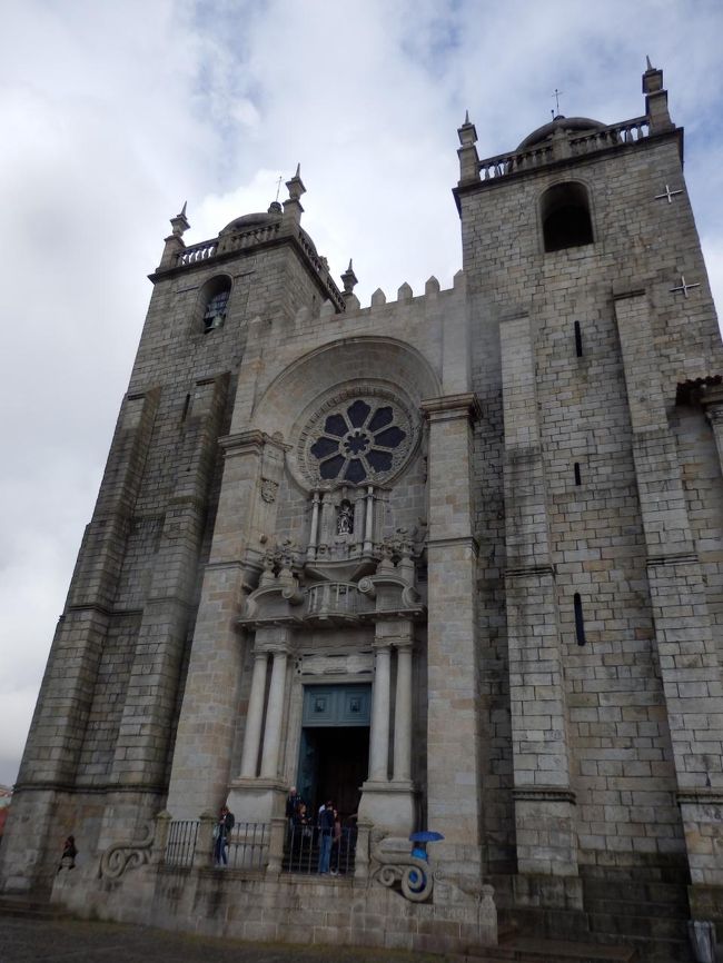 こちらがポルト版カテドラル。<br />リスボンのカテドラルと見た目も大きさも似ていますが、ポルトの方が新しいです。