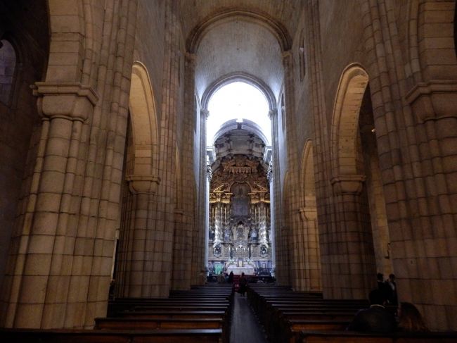 教会の内部。<br />リスボンとはちょっと雰囲気違いますね！<br />雨が止んではまた降るの繰り返しでかなり疲弊していたので、<br />しばらくこちらに座ってキングダムの羌瘣のごとく呼吸を整えておりました。<br />（※教会だけに、ですよ）