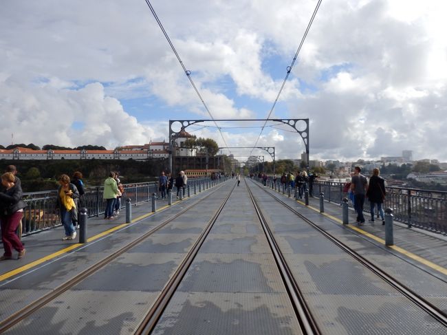 橋の上はこんな感じ。<br />真ん中に普通に地下鉄が走ってますｗ<br />線路の左右にフェンスみたいのもなくてビックリ。